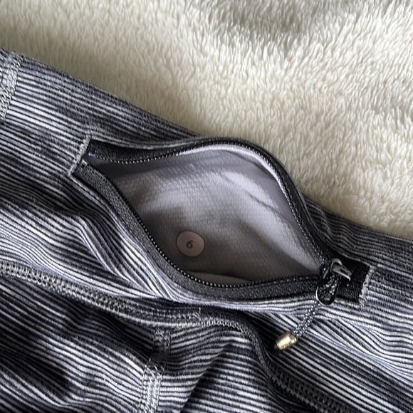Lululemon crops size 6 - Picture 6 of 6